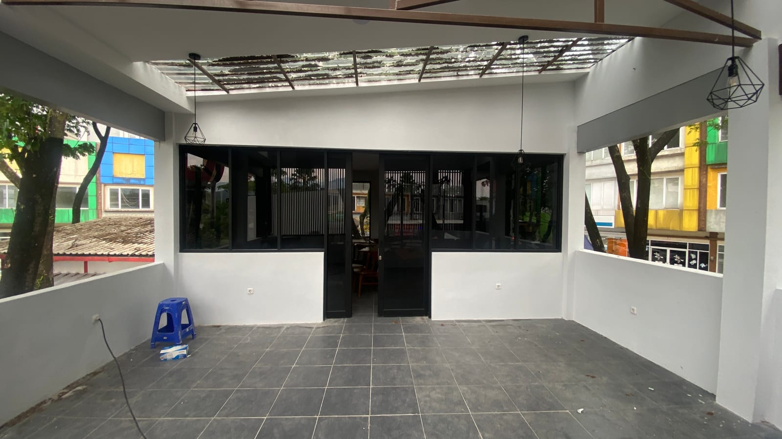 Komersial — Area Teras & Ruang Depan