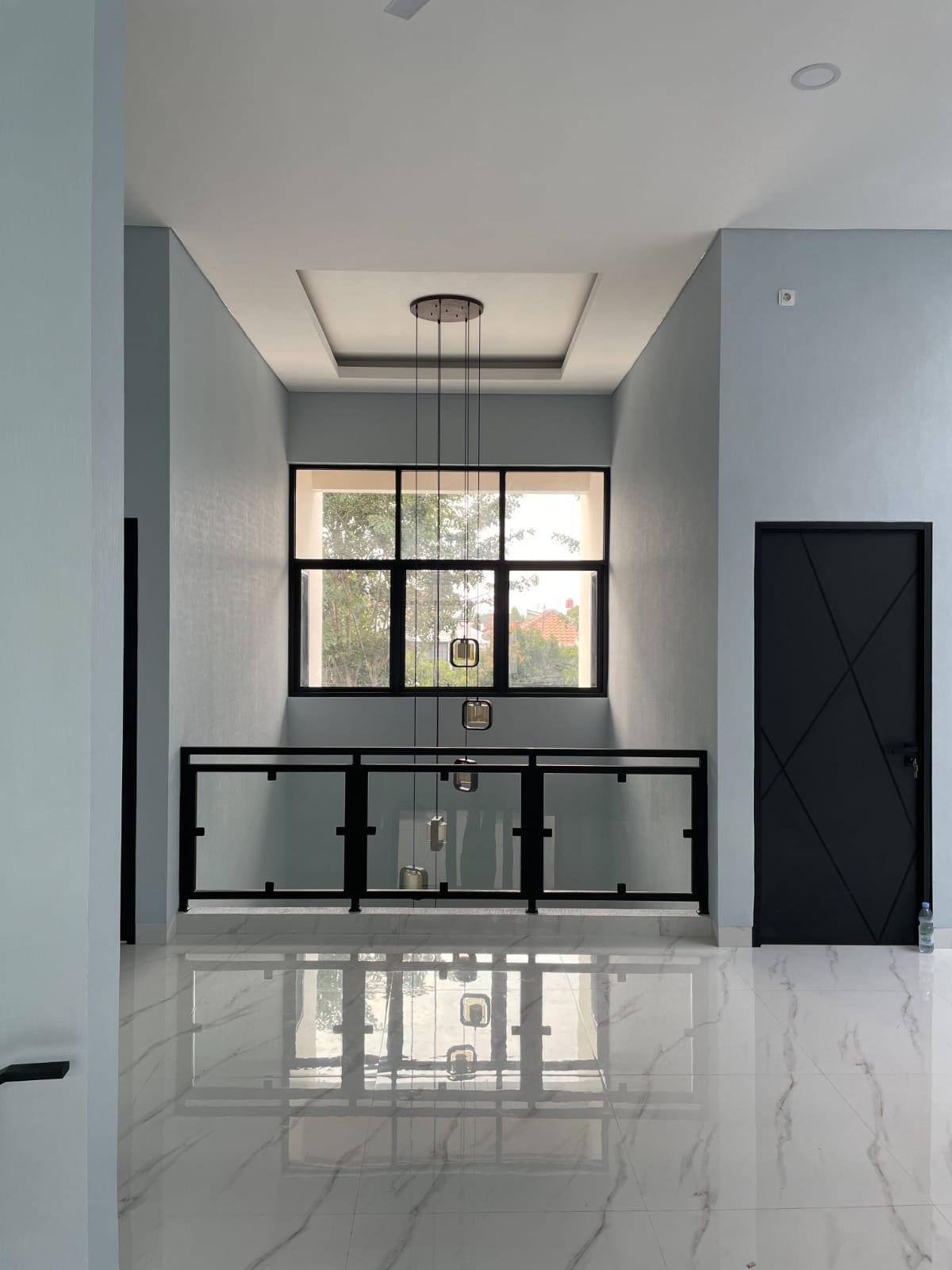 Interior — Void Tangga & Balustrade Kaca