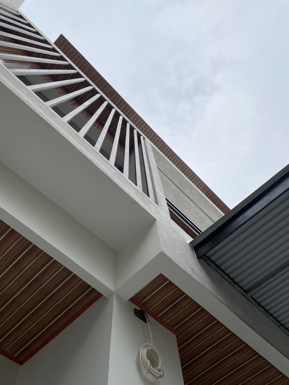 Rumah Tinggal — Fasad Modern Tropis